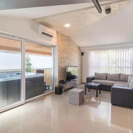 7 Bedroom Cozy In Valtura