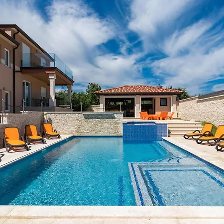 7 Bedroom Cozy In Valtura